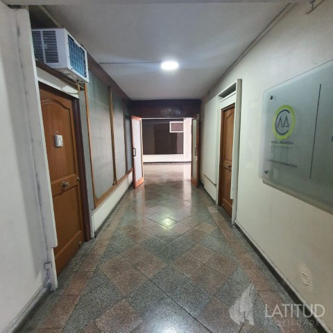 Oficina / Vende / Santiago Centro / Amplia Y Luminosa